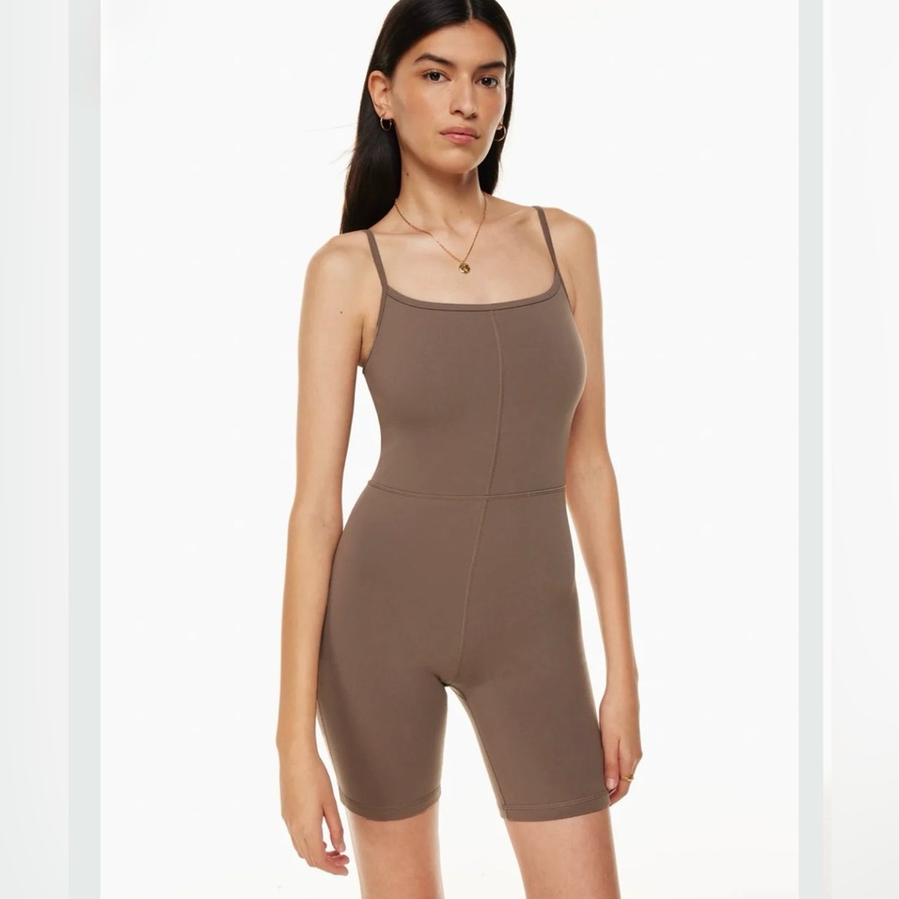 Wilfred Free
LIFE Divinity 5" Romper
Sweat-wicking scoopback romper